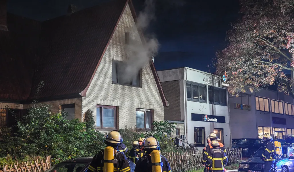 Rauch steigt aus einem Einfamilienhaus in Hamburg