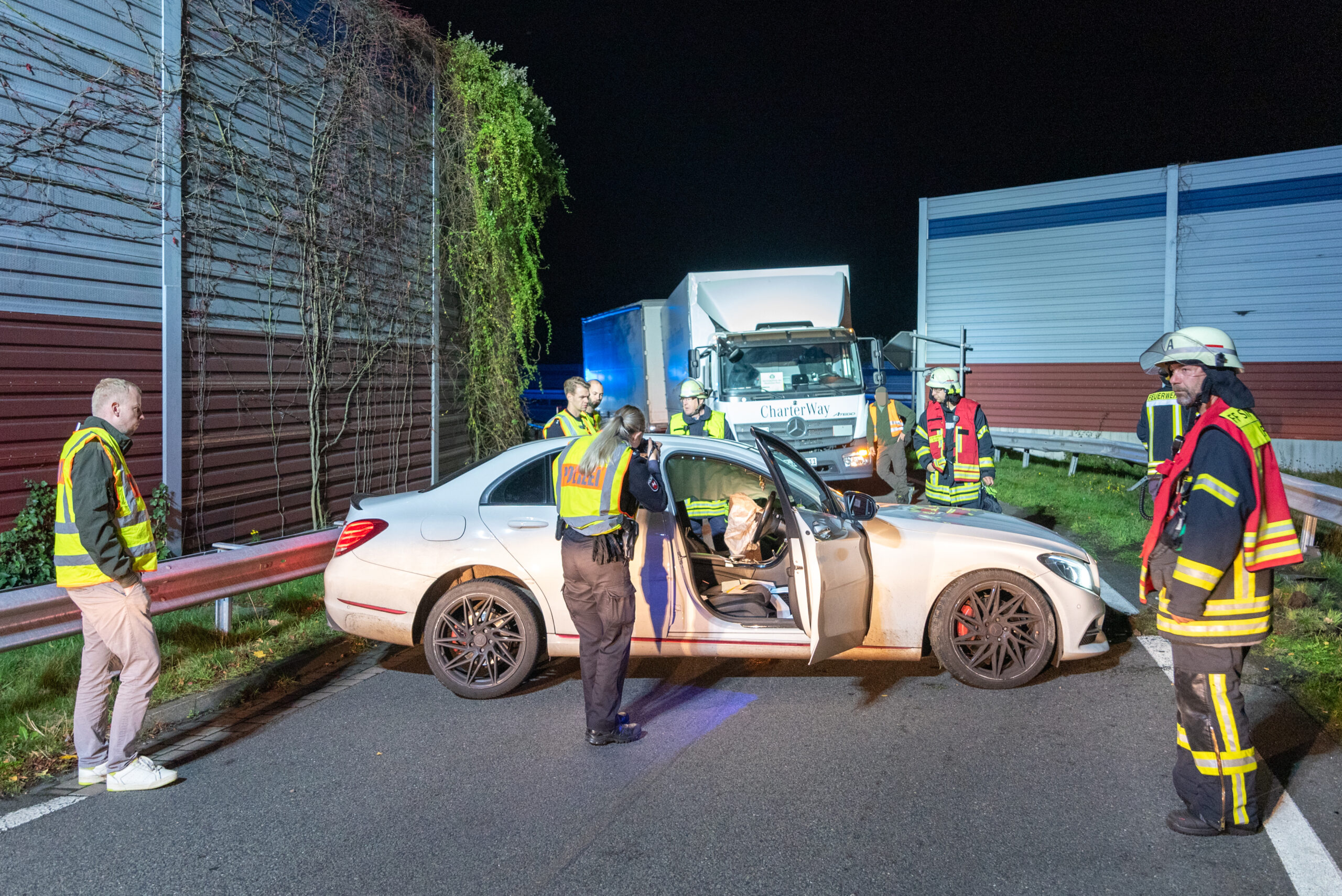 Der Mercedes stand quer auf der Auffahrt zur A1 bei Sittensen.