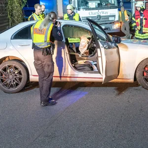 Der Mercedes stand quer auf der Auffahrt zur A1 bei Sittensen.