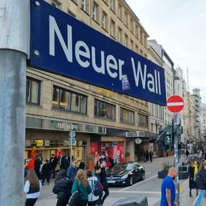 Ein 28-jähriger Mann randalierte am Samstagabend in der City (Archivbild: Die Straße Neuer Wall in der Hamburger Innenstadt.