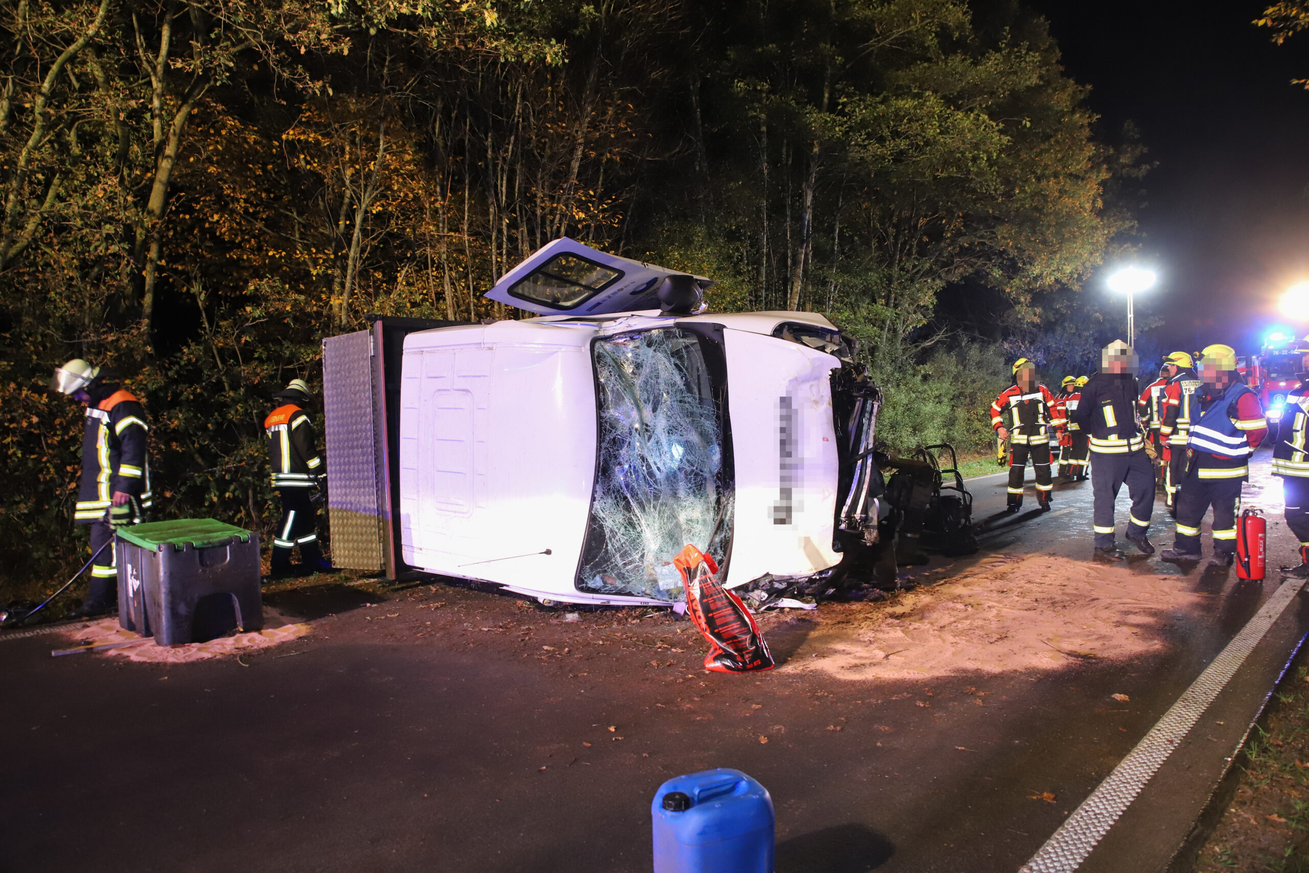 Rettungskräfte bergen den Kleintransporter, mit dem zwei Personen bei Großenaspe verunglückt sind.