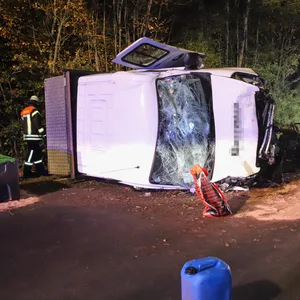 Rettungskräfte bergen den Kleintransporter, mit dem zwei Personen bei Großenaspe verunglückt sind.
