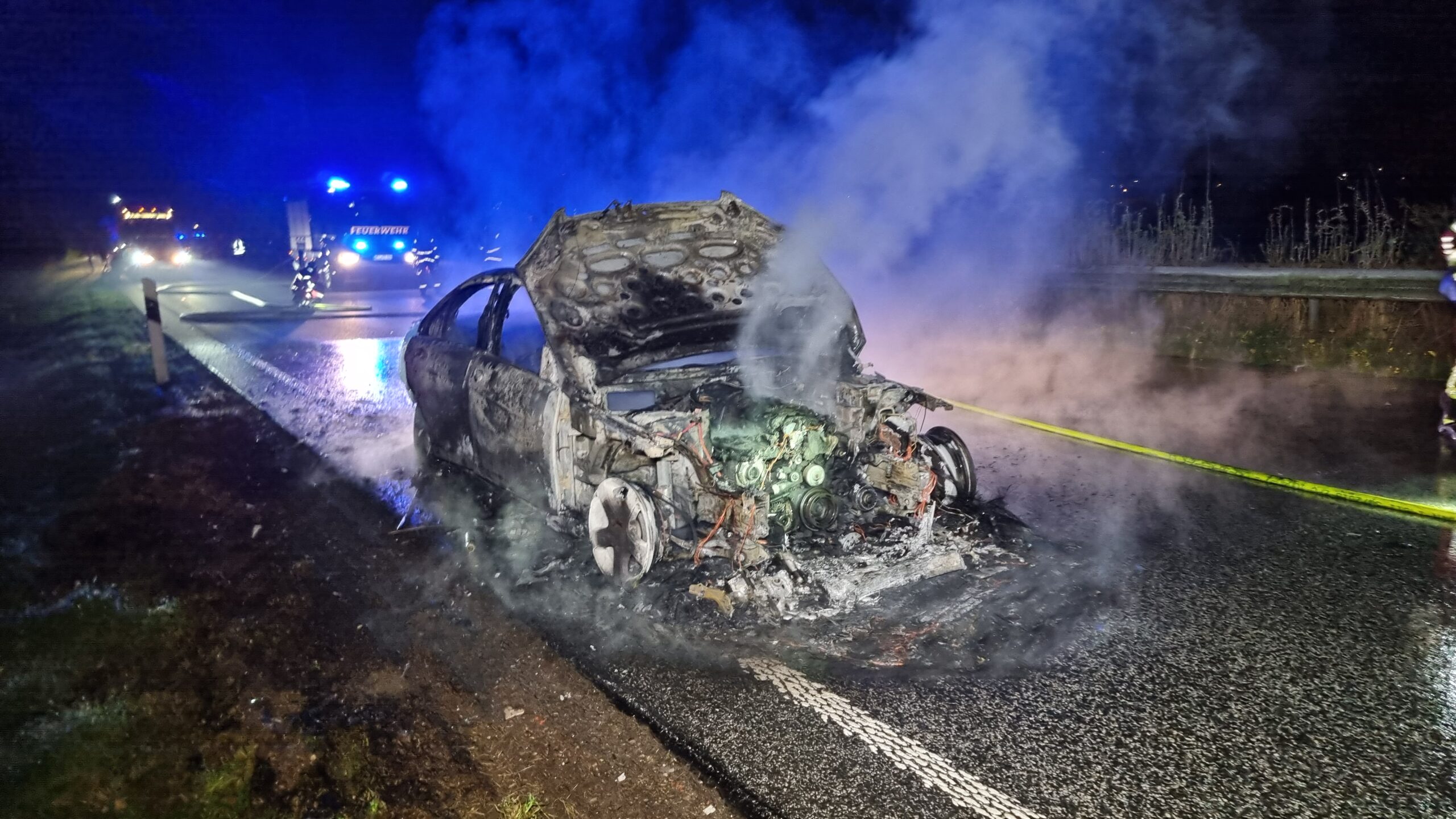 Auf Bundesstraße im Norden – Mercedes brennt aus