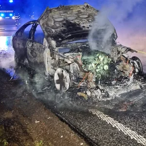 Auf Bundesstraße im Norden – Mercedes brennt aus