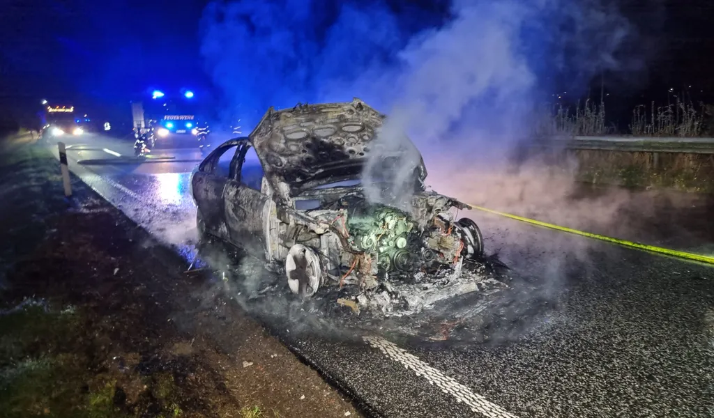 Auf Bundesstraße im Norden – Mercedes brennt aus