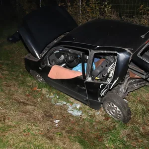 Ein VW-Kleinwagen ist nach einem schweren Unfall auf der A7 komplett zerstört. Drei Menschen wurden verletzt.