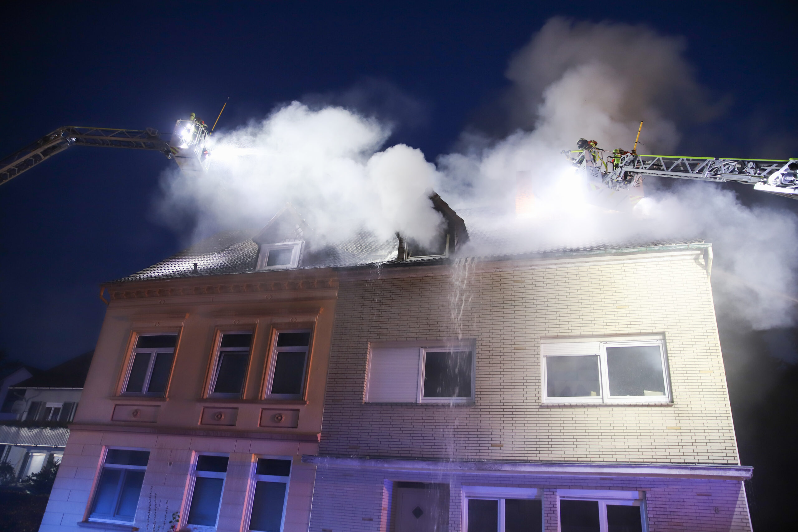 Die Feuerwehr bekämpfte den Brand über eine Drehleiter.