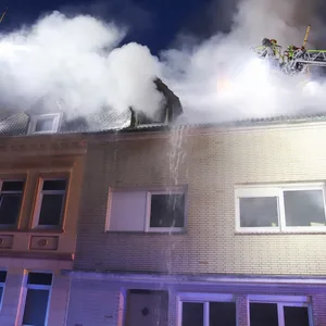 Die Feuerwehr bekämpfte den Brand über eine Drehleiter.