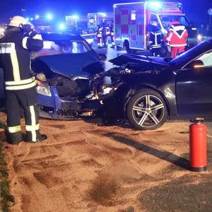 Rettungskräfte vor den zwei am Unfall beteiligten Fahrzeugen.