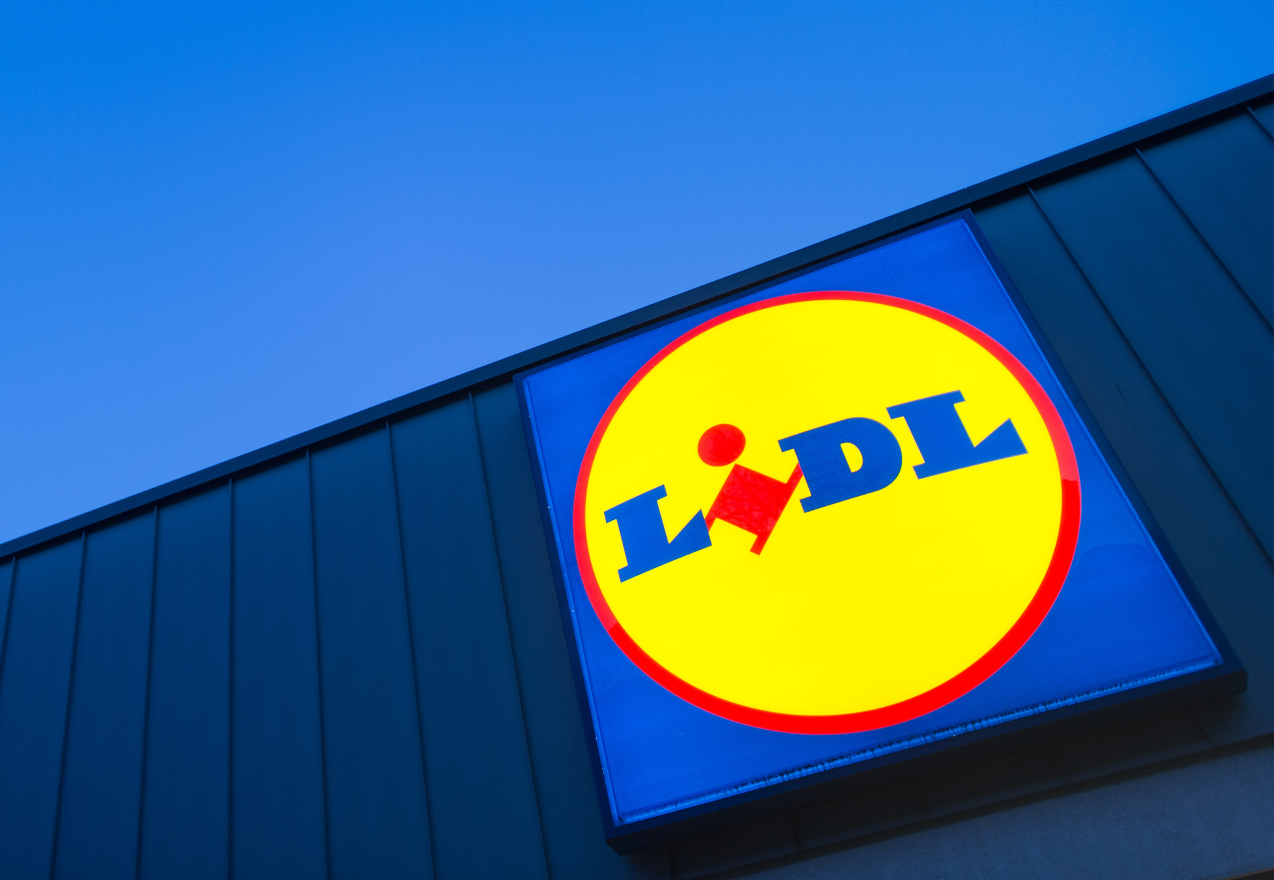 Lidl-Logo an einem Supermarkt.