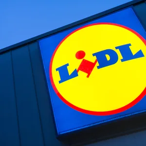 Lidl-Logo an einem Supermarkt.