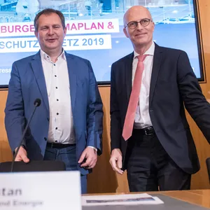 Umweltsenator Jens Kerstan (Grüne, l.) und Bürgermeister Peter Tschentscher (SPD) bei der Vorstellung des Klimaplans 2019 – der soll bald überarbeitet werden.