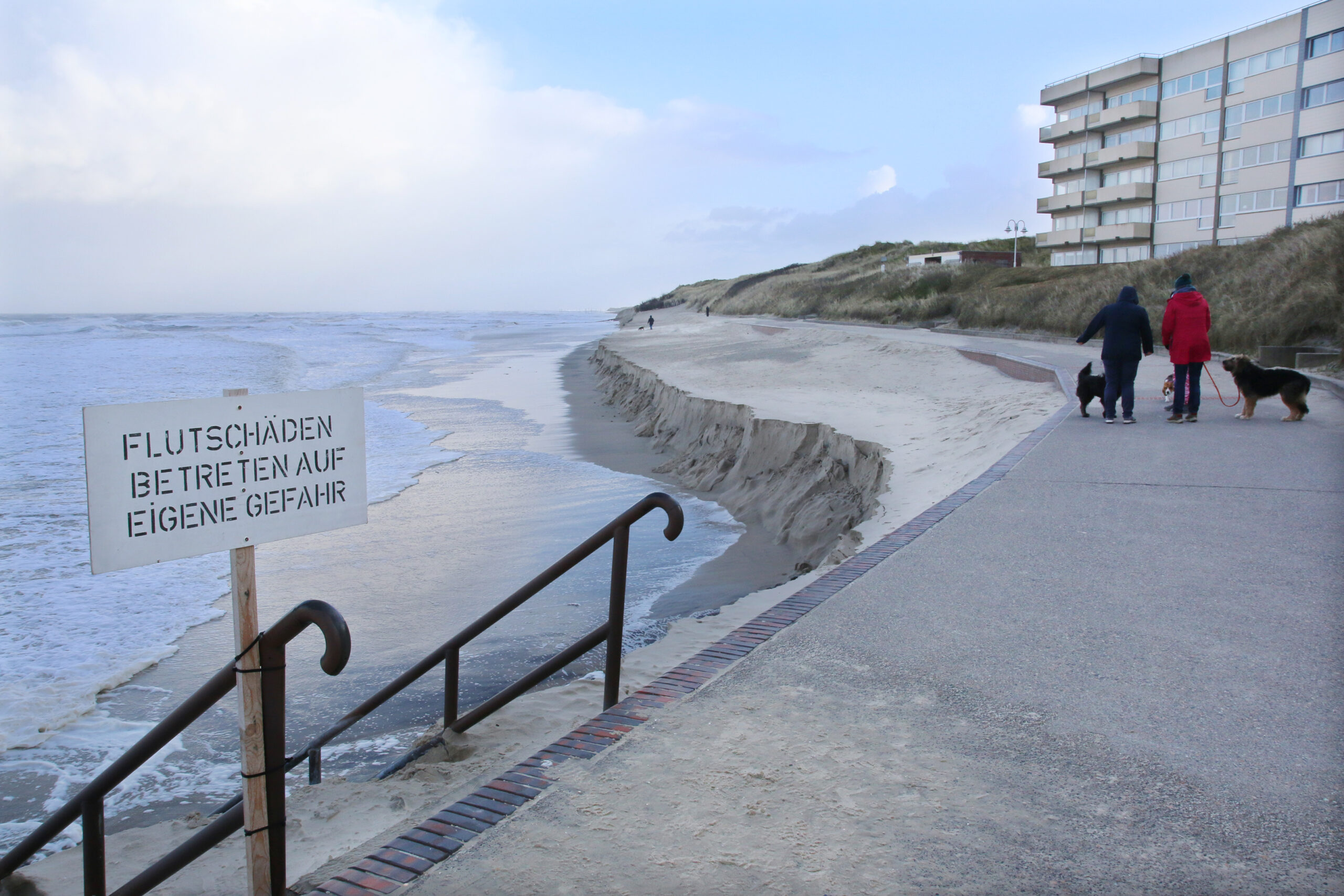 Ein Schild an der Strandpromenade von Wangerooge warnt vor dem Betreten des Strandes nach den Sturmfluten