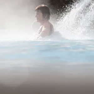 Baden im kalten Schwimmbad? Einige Urlaubsorte senken die Temperatur (Symbolbild).