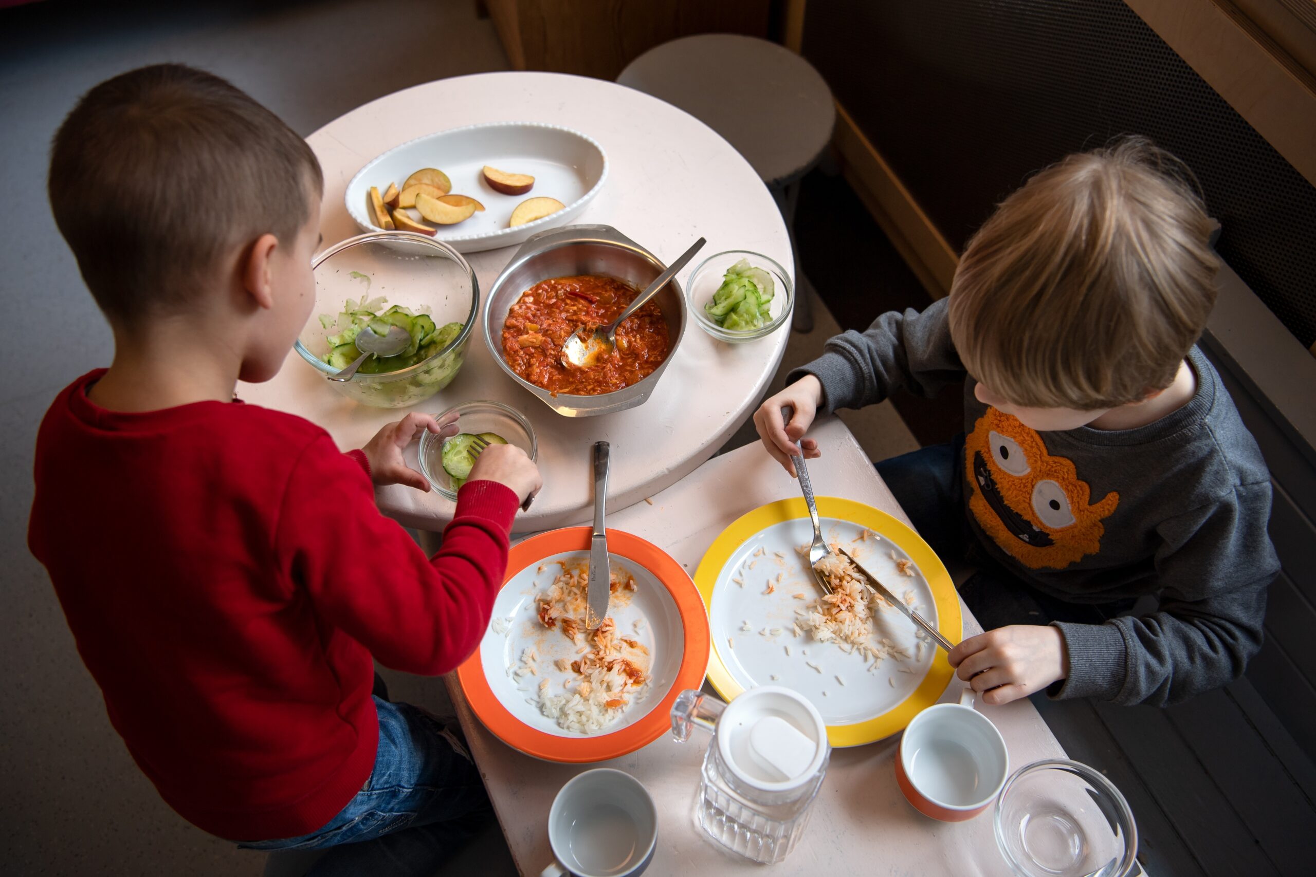 Kita-Kinder beim Essen