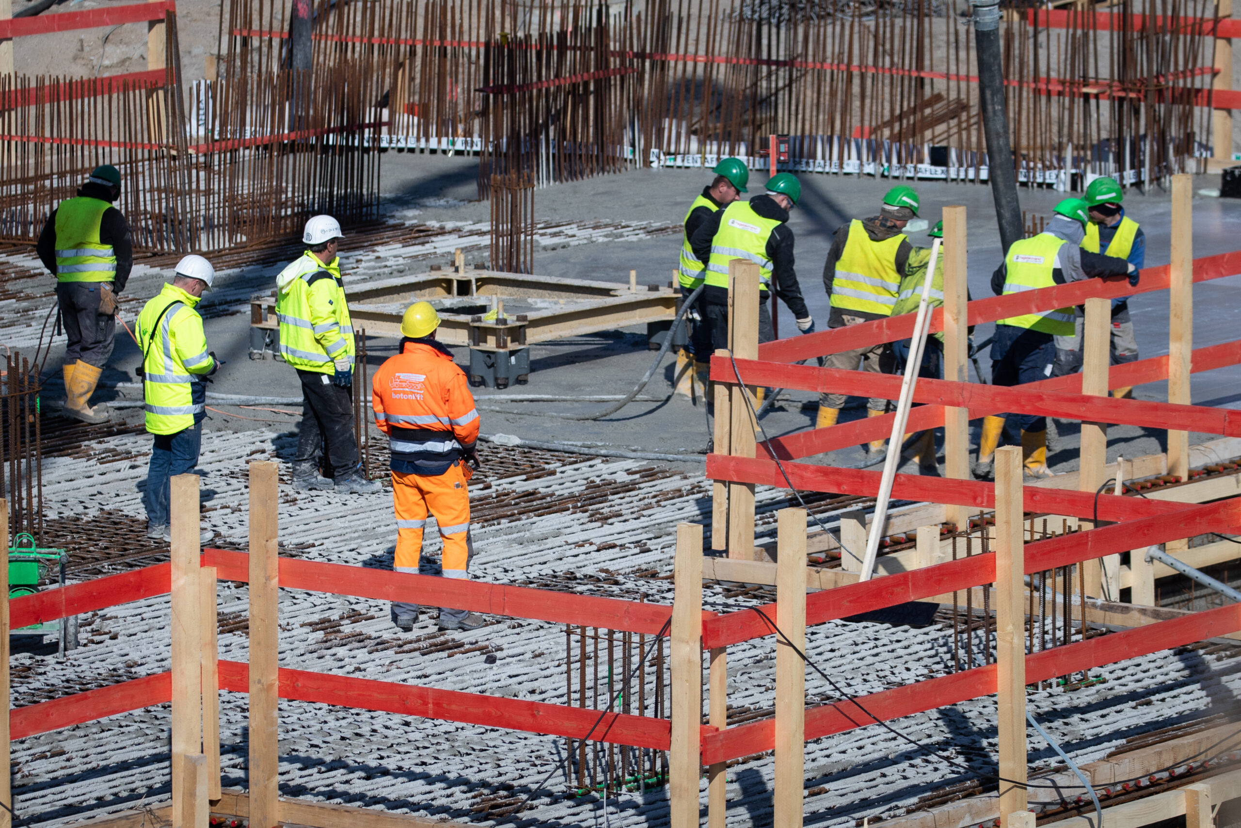Boombranche: Betonbauer verarbeiten frischen Beton auf einer Baustelle in der HafenCity (Symbolbild).