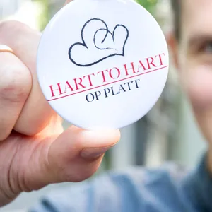 „Hart to Hart op Platt“: Der Einsatz von Plattdeutsch in der Pflege kann alten Menschen helfen.