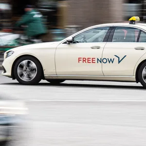 Ein Taxi fährt durch Hamburg.