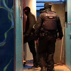 Polizeikräfte betreten ein Bordell (Hamburg-St.Pauli).