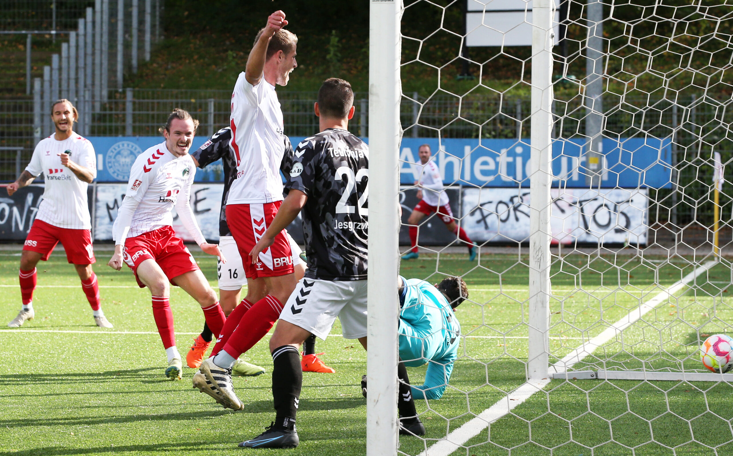 Tommy Grupe jubelt über sein 1:0 für Lübeck. Keine Chance für Teutonen-Torwart Yannick Zummack und  Janik Jesgarzewski