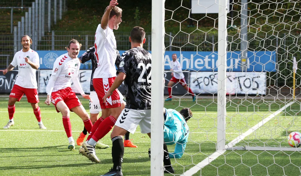 Tommy Grupe jubelt über sein 1:0 für Lübeck. Keine Chance für Teutonen-Torwart Yannick Zummack und  Janik Jesgarzewski