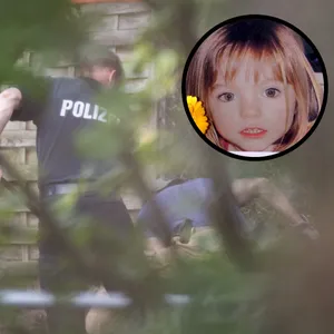 Männer graben in einem Grundstück, eingeklinkt das Foto der jungen Maddie McCann