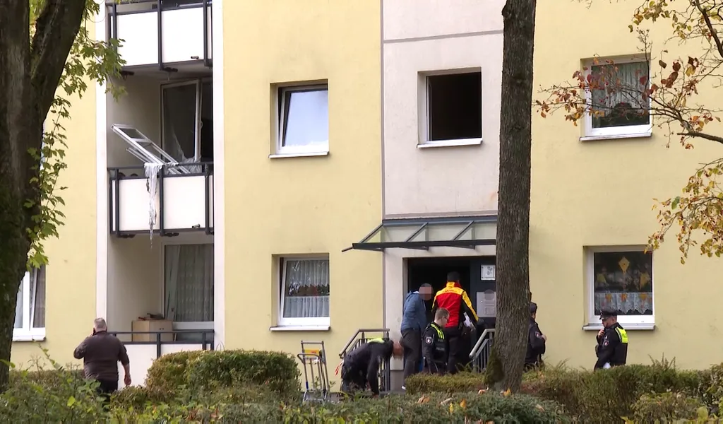 Bei der Explosion sind drei Menschen in einem Mehrfamilienhaus in Osdorf verletzt worden.