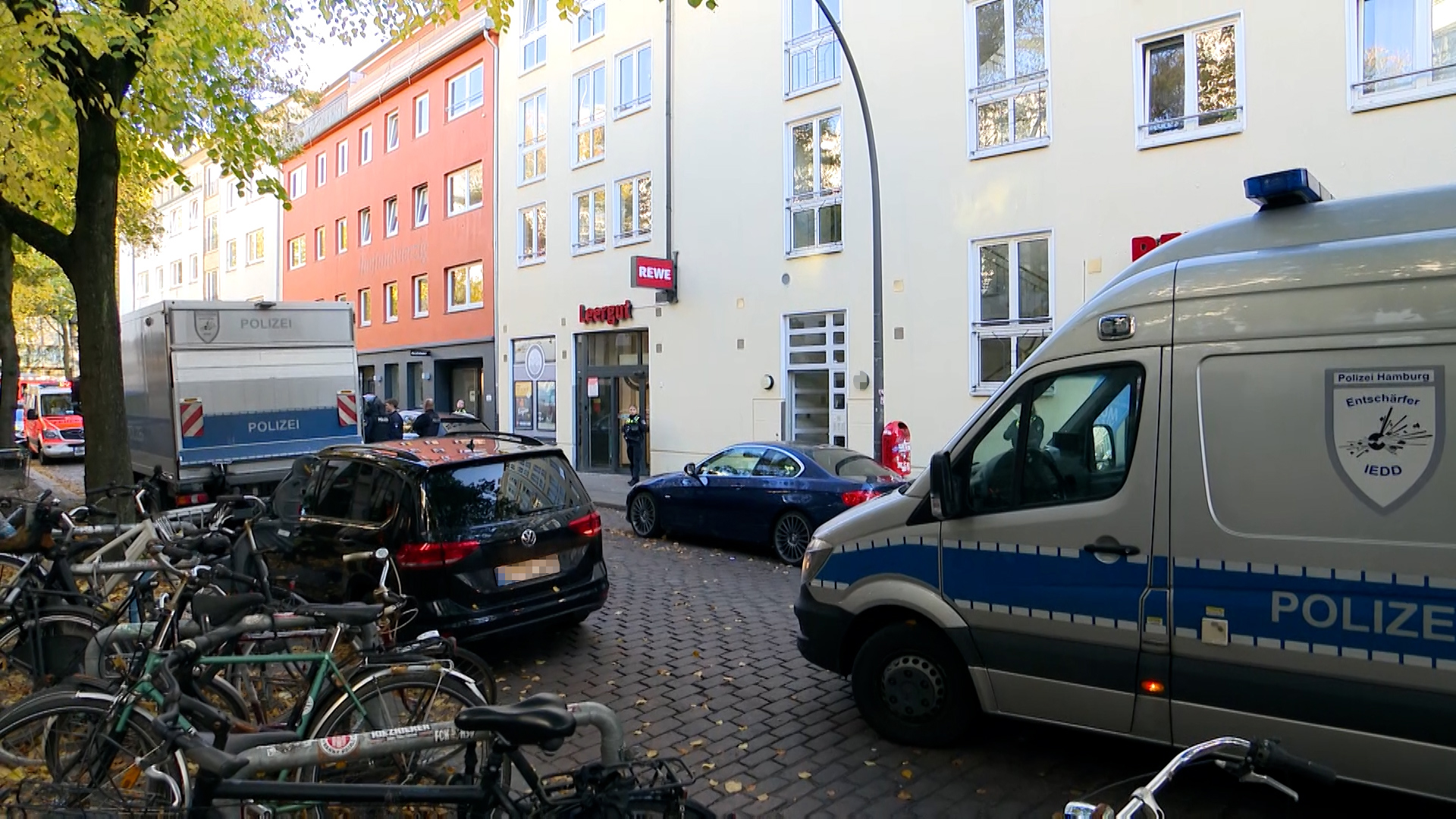 Die Polizei durchsuchte die Wohnung in der Neustadt. Auch ein Entschärfer war vor Ort.