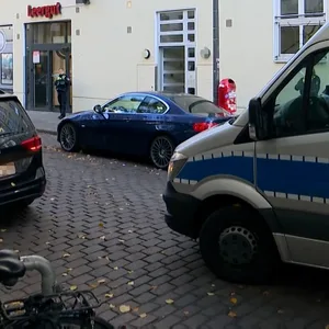 Die Polizei durchsuchte die Wohnung in der Neustadt. Auch ein Entschärfer war vor Ort.