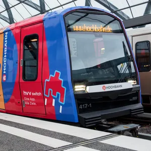 Mit dem Zug, der an der Station Elbbrücken steht komplett im switch-Look gestaltet ist, machen HVV und Hochbahn auf das Projekt der Mobilitätsapp aufmerksam.