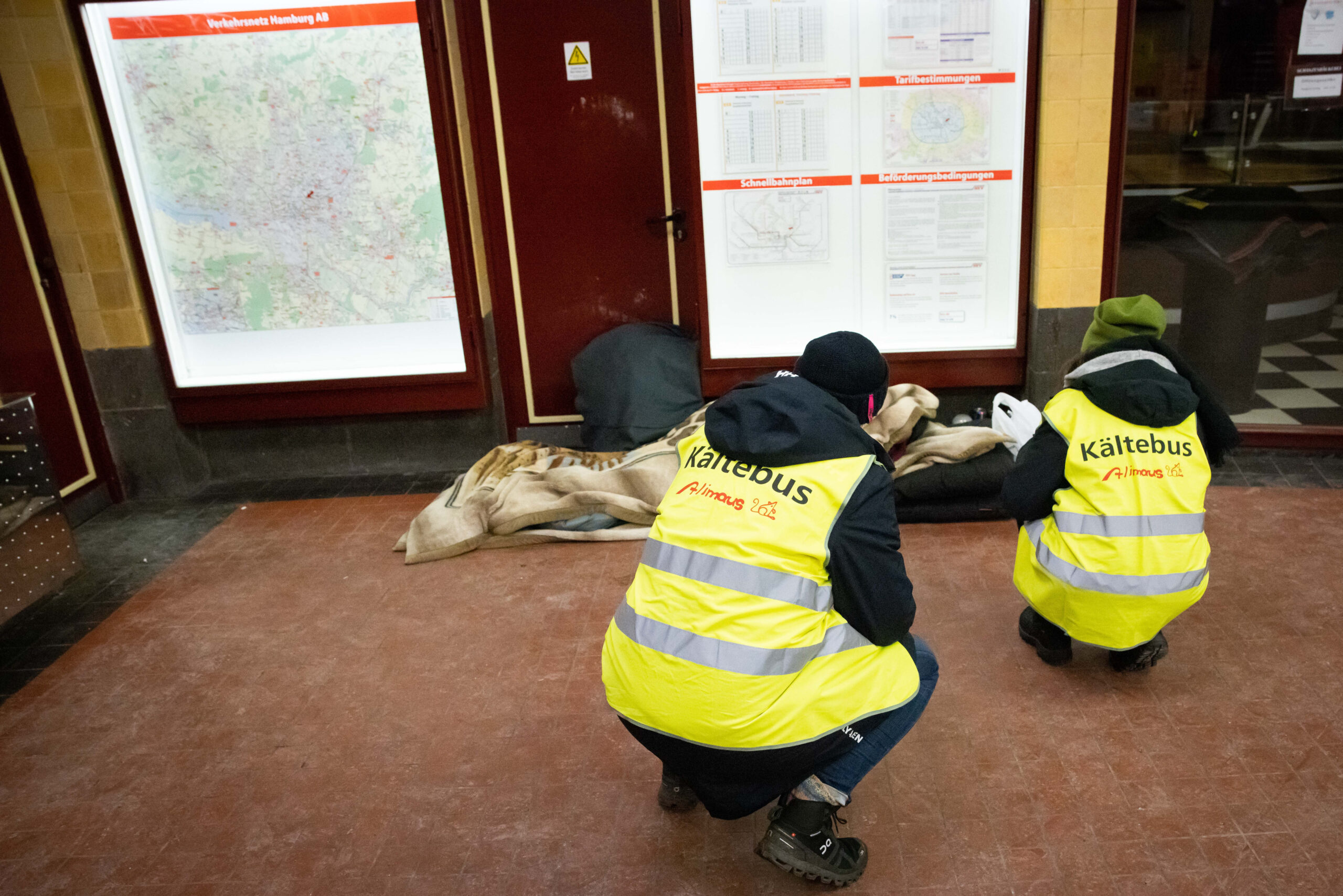 Christiane (r.) und Katharina, ehrenamtliche Helferinnen beim Hamburger Kältebus, sprechen im U-bahnhof Mundsburg einen Obdachlosen an (Archivbild).