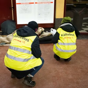 Christiane (r.) und Katharina, ehrenamtliche Helferinnen beim Hamburger Kältebus, sprechen im U-bahnhof Mundsburg einen Obdachlosen an (Archivbild).