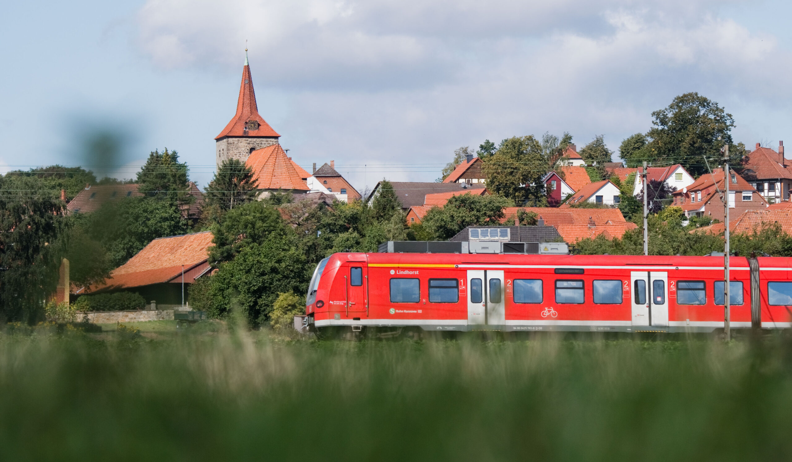 Eine S-Bahn der Deutschen Bahn fährt im Regionalverkehr zwischen Hannover und Hameln auf der Linie S5 vorbei an der Ortschaft Lüdersen.