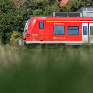 Eine S-Bahn der Deutschen Bahn fährt im Regionalverkehr zwischen Hannover und Hameln auf der Linie S5 vorbei an der Ortschaft Lüdersen.