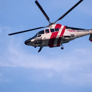 Rettungshubschrauber auf dem Weg zum Einsatzort.