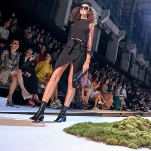 Ein Model auf dem Laufsteg bei der About You Fashion Week.