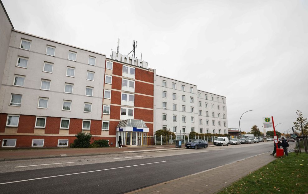 Die Außenansicht zeigt die neue Unterkunft für Obdachlose im Winternotprogramm in einem ehemaligen Hotel in der Halskestraße in Hamburg Billbrook.