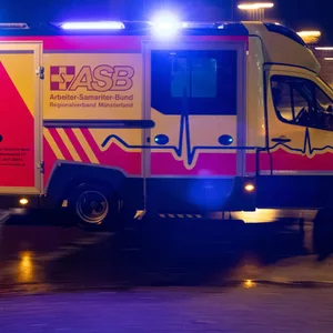 Ein junger Mann wurde bei einem Unfall auf der B443 schwer verletzt (Symbolbild).