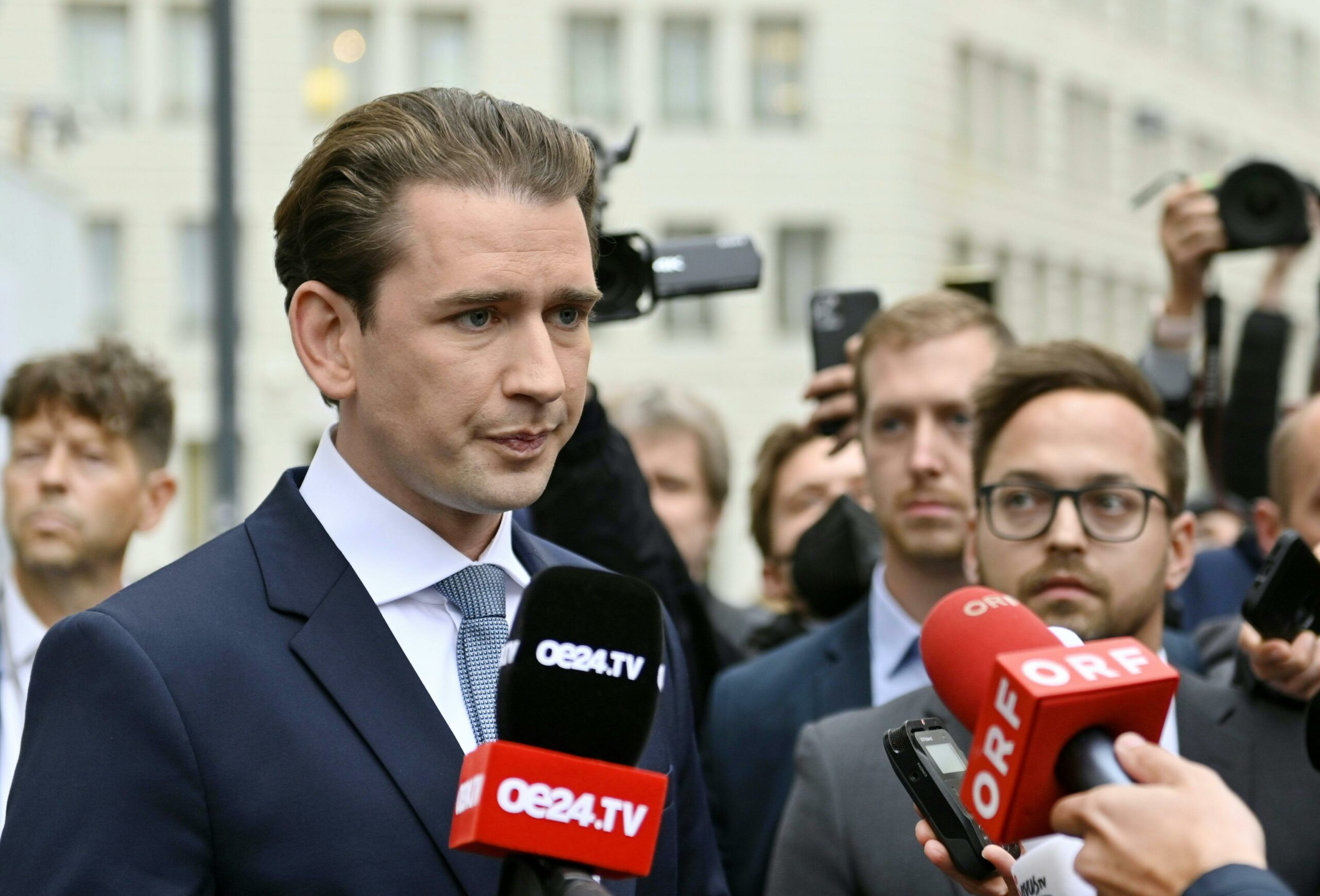 Ex-Kanzler Sebastian Kurz wird von Journalisten befragt