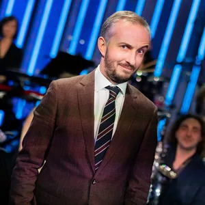 Jan Böhmermann vor dem Rundfunk Tanzorchester Ehrenfeld.