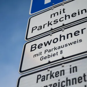 Ein Schild weist auf ein bewirtschaftetes Parkgebiet hin