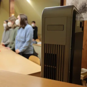 Ein Luftfiltergerät steht in einem Fachraum eines Gymnasiums.