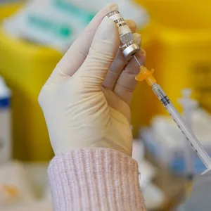 Eine Person bereitet Spritzen mit Impfstoff gegen das Coronavirus vor. (Symbolbild)