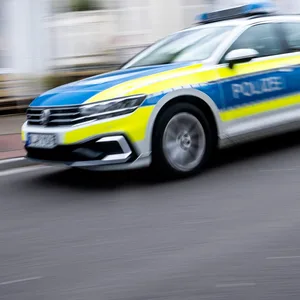 Ein Einsatzfahrzeug der Polizei fährt durch die Innenstadt von Oldenburg.