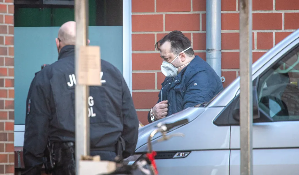 Der wegen 85-fachen Mordes verurteilte Krankenpfleger Niels Högel vor Prozessbeginn in Oldenburg. (Archivfoto)