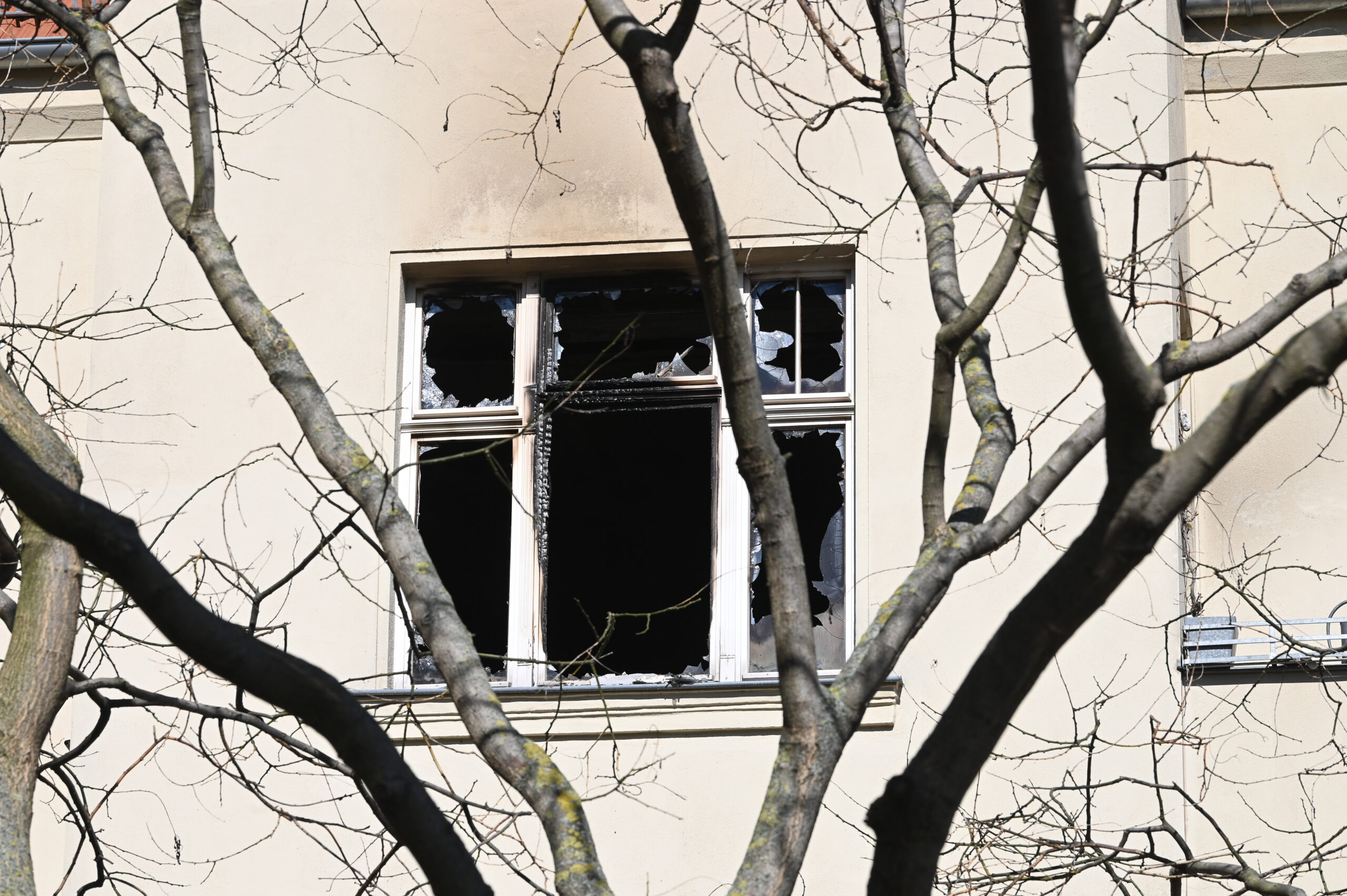 Fenster in der Wohnung in der zweiten Etage eines mehrgeschossigen Gebäudes wurden durch einen Brand zerstört