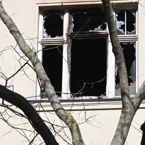Fenster in der Wohnung in der zweiten Etage eines mehrgeschossigen Gebäudes wurden durch einen Brand zerstört