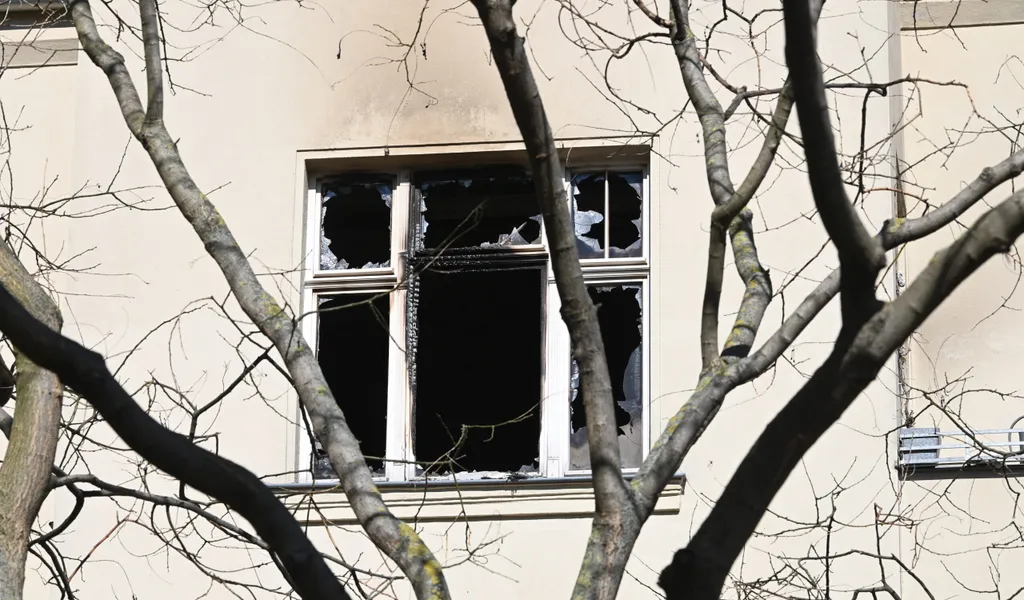 Fenster in der Wohnung in der zweiten Etage eines mehrgeschossigen Gebäudes wurden durch einen Brand zerstört