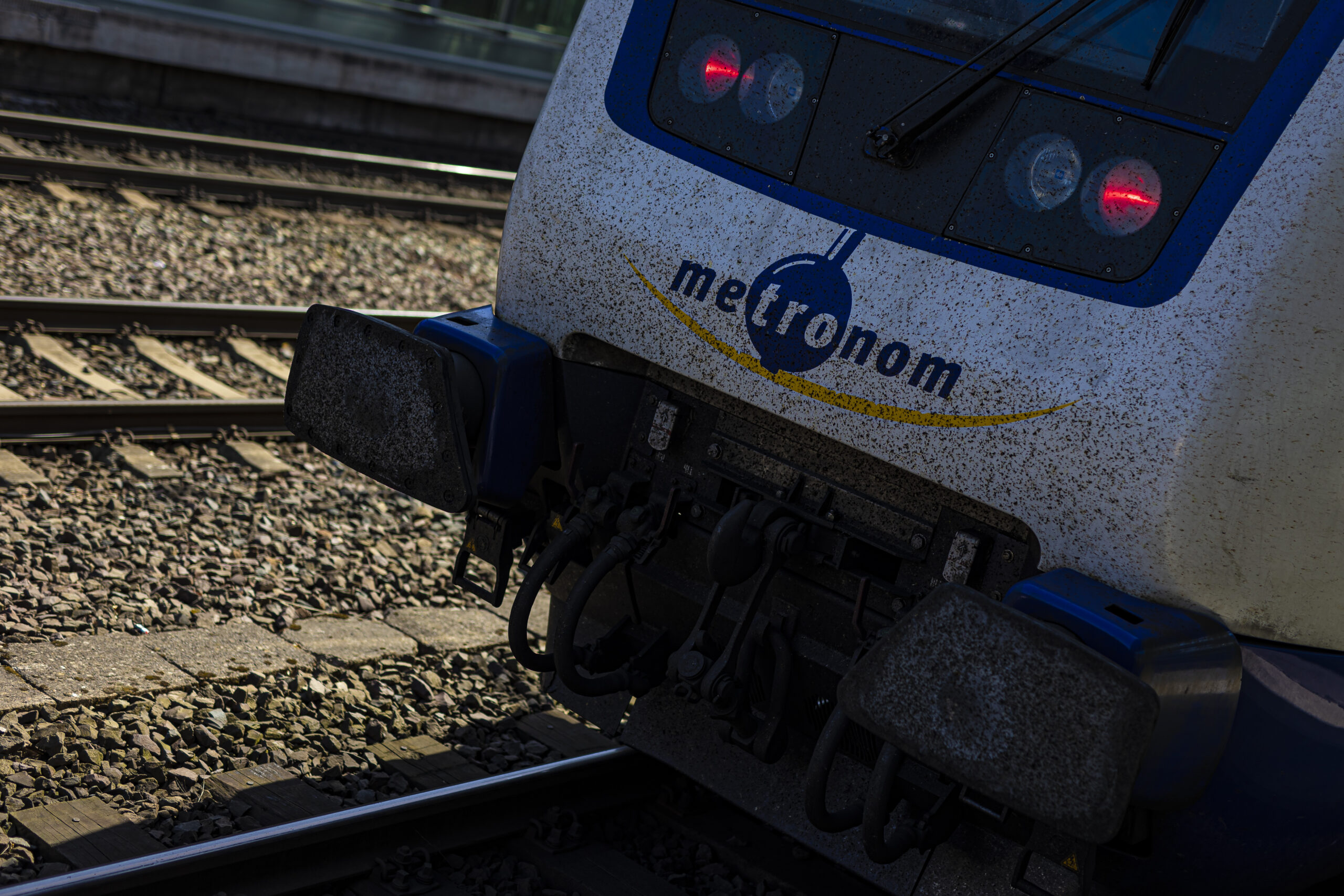 Ein Zug der Metronom Eisenbahngesellschaft steht im Hauptbahnhof.