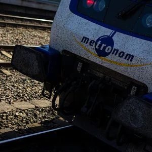 Ein Zug der Metronom Eisenbahngesellschaft steht im Hauptbahnhof.